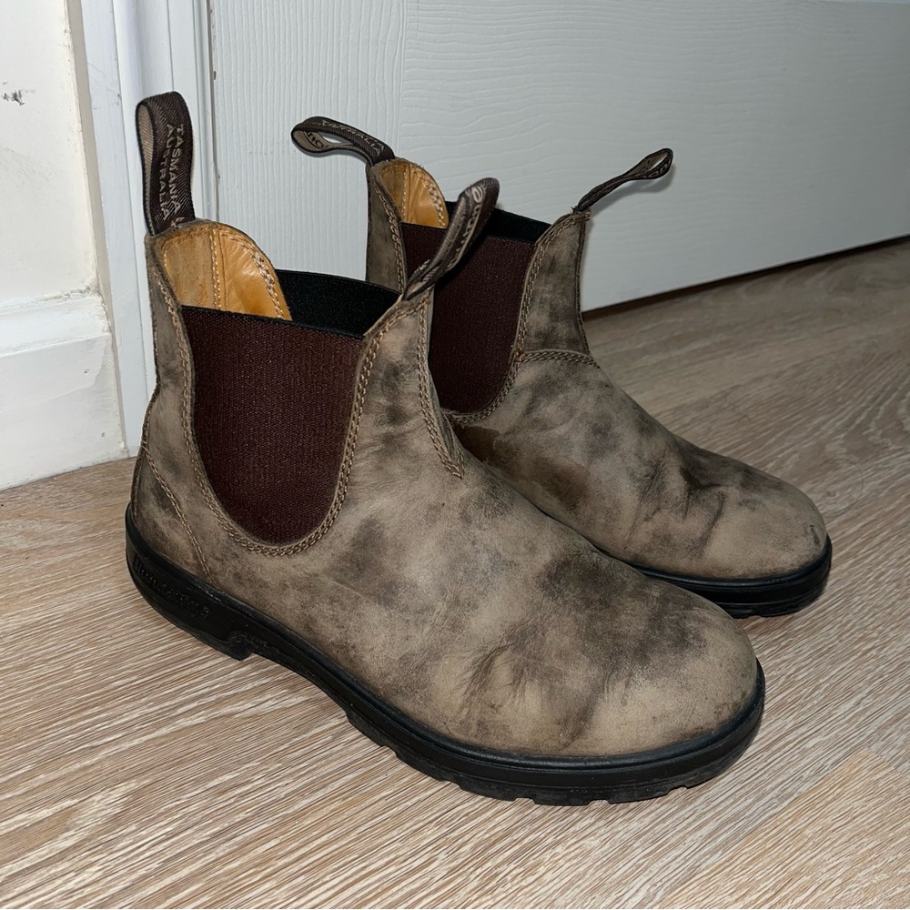 Blundstones CLASSICS #585 Chelsea Boots in Rustic Brown (Mens 4/ Women’s 6)